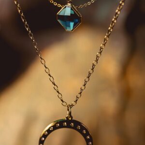 Collar con colgante de luna dorado — Lunar Nomad