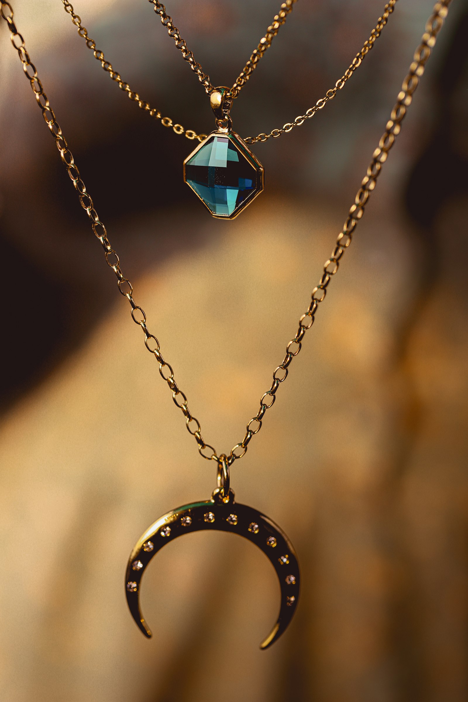 Collar con colgante de luna dorado — Lunar Nomad